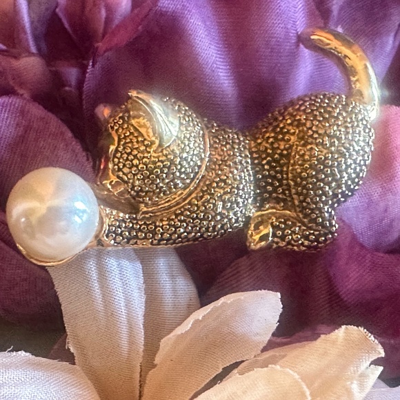 Gold-Tone Kitty Cat Brooch Chasing a Faux Pearl - Picture 5 of 11
